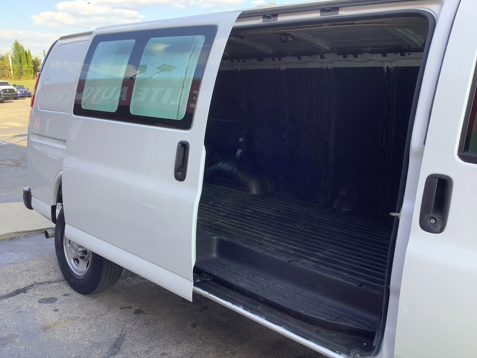 Used 2016 Chevrolet Express 3500 Extended image 13