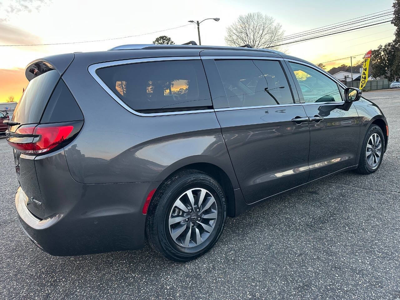 Used 2021 Chrysler Pacifica Touring-L FWD image 20