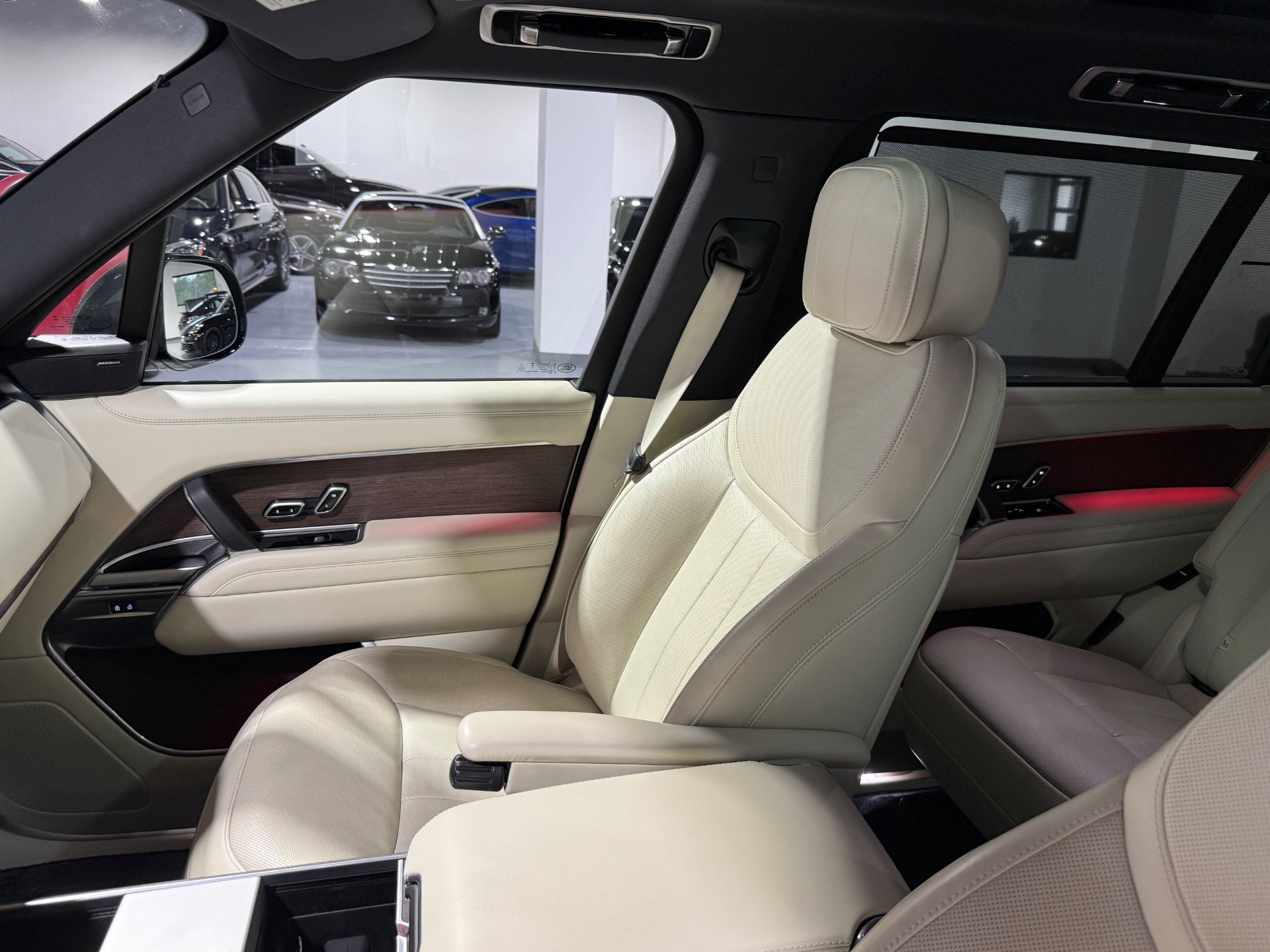 Used 2025 Land Rover Range Rover Long Wheelbase SE AWD/4WD image 20