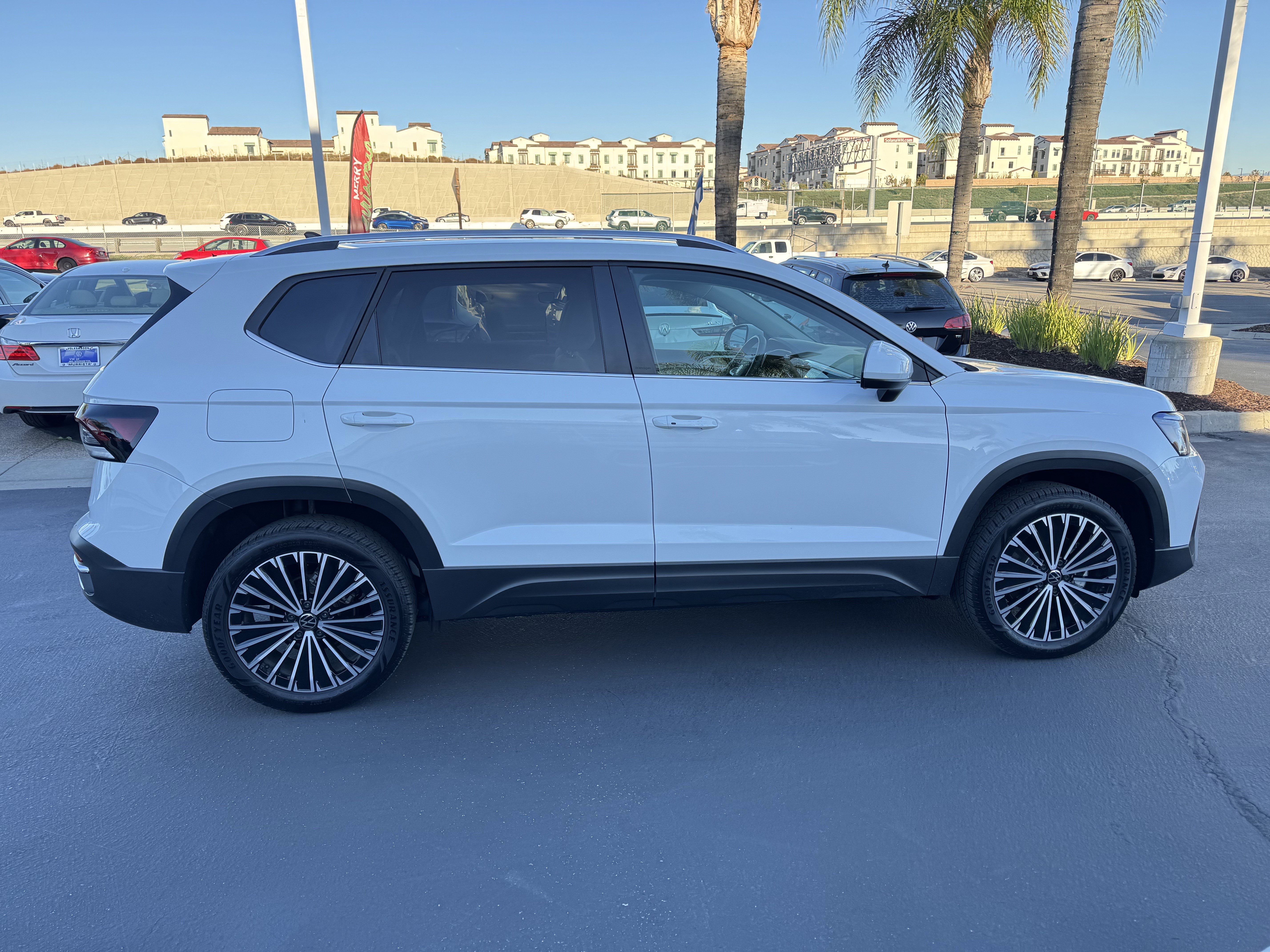 Certified 2025 Volkswagen Taos SE image 11