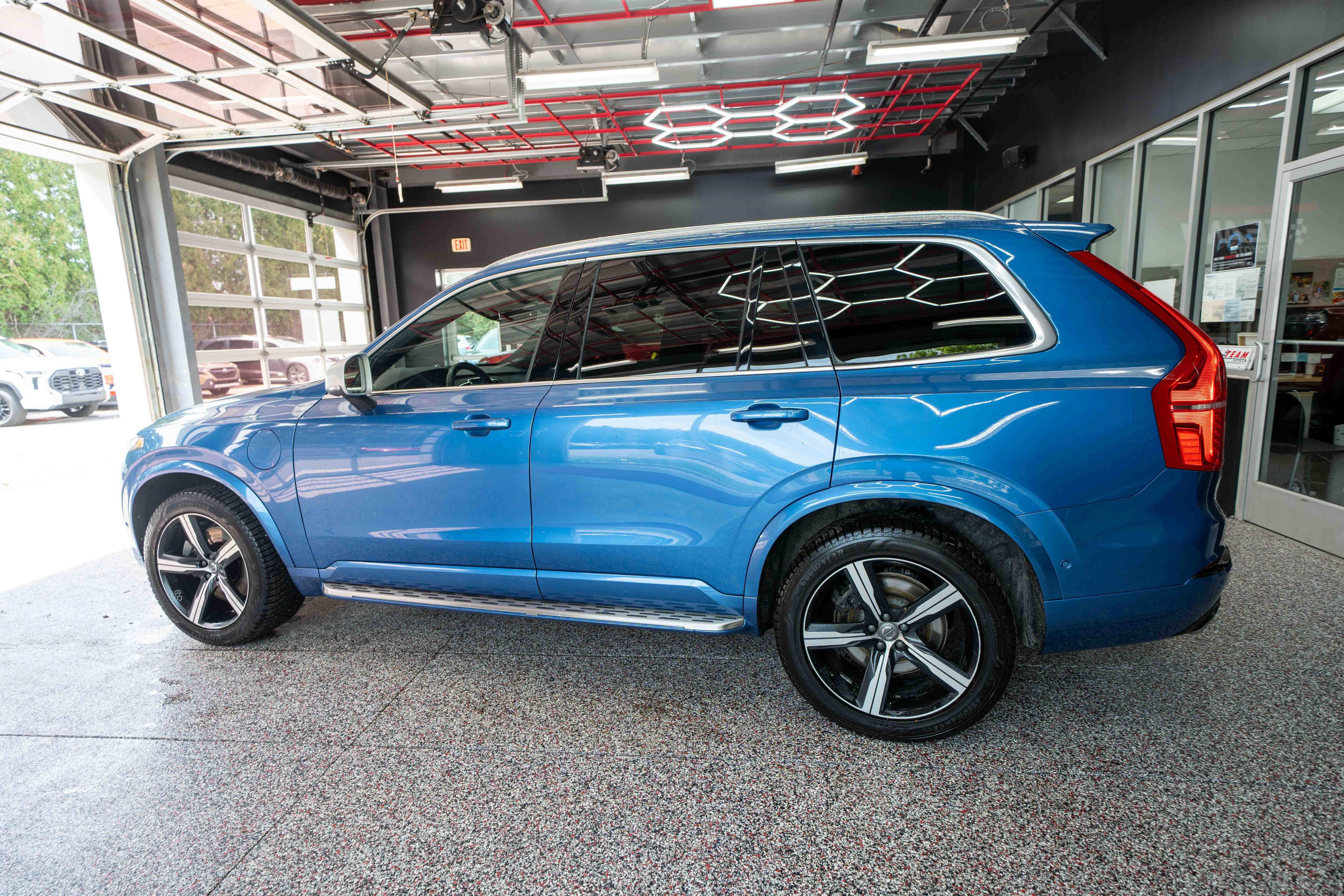 Used 2018 Volvo XC90 T8 R-Design w/ Convenience Package AWD/4WD image 2