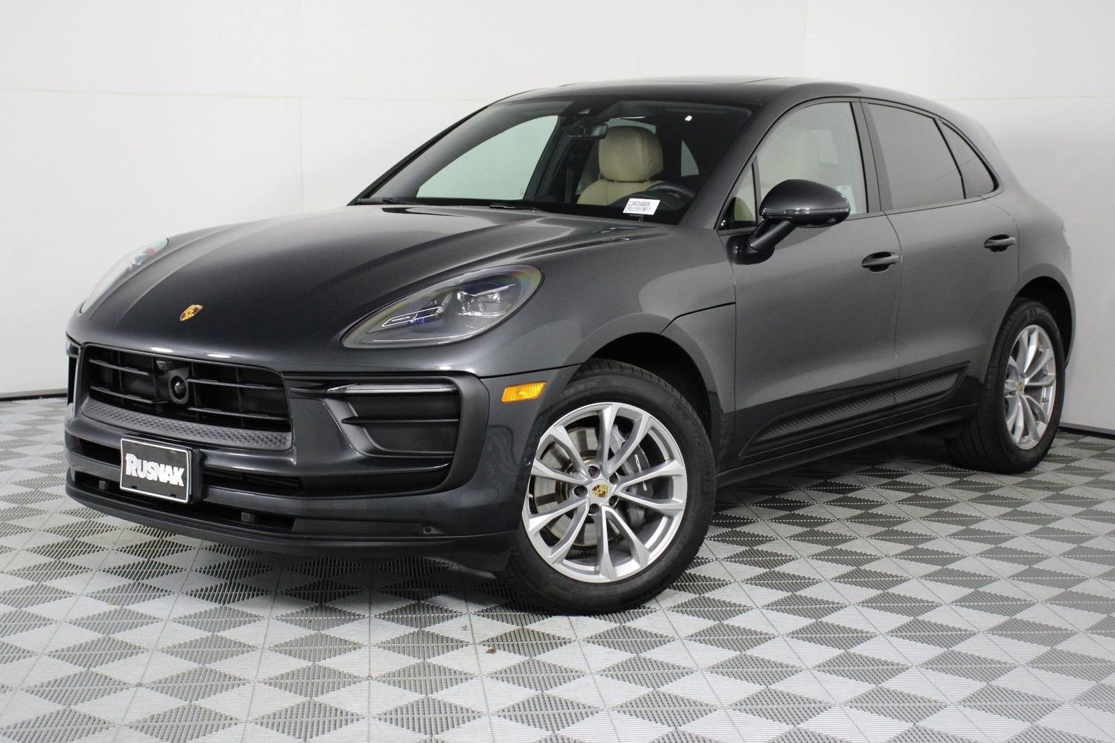 Certified 2025 Porsche Macan image 1