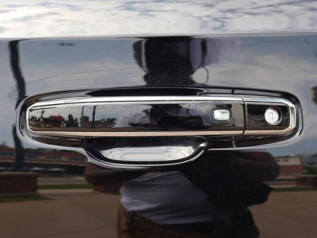 Used 2022 GMC Yukon XL Denali AWD/4WD image 25