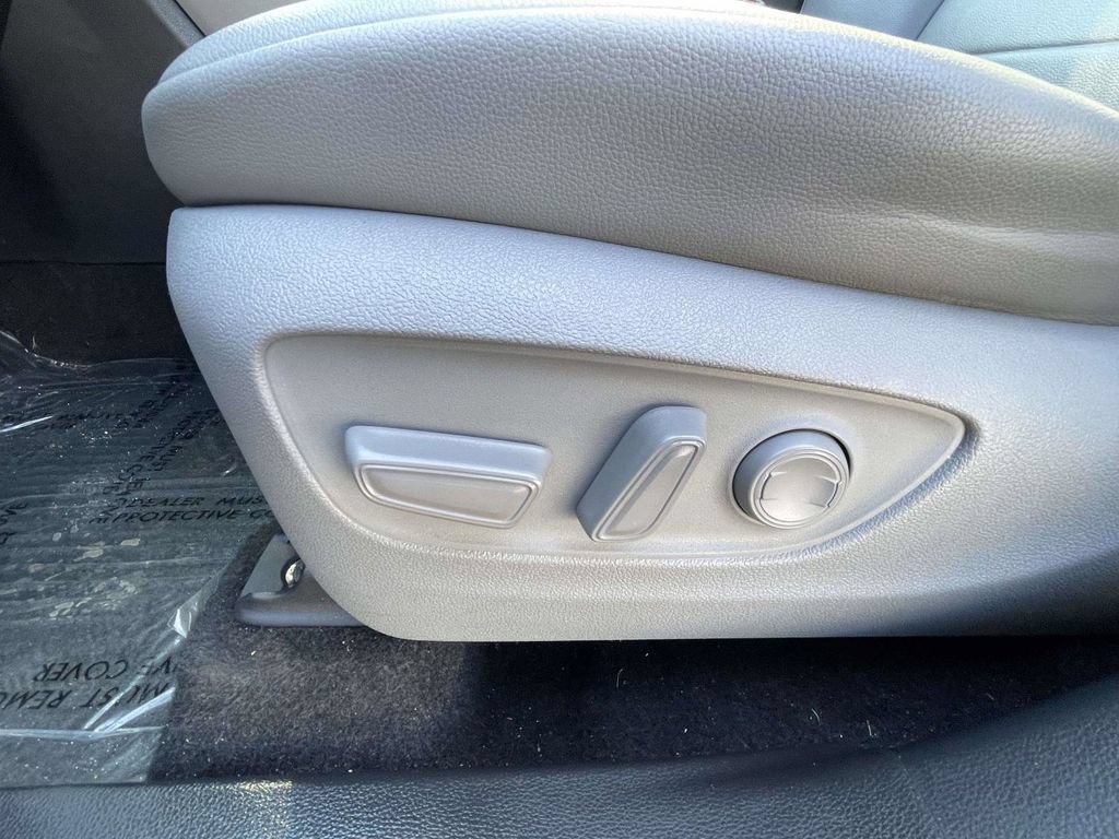 Used 2024 Toyota Highlander XLE AWD/4WD image 24