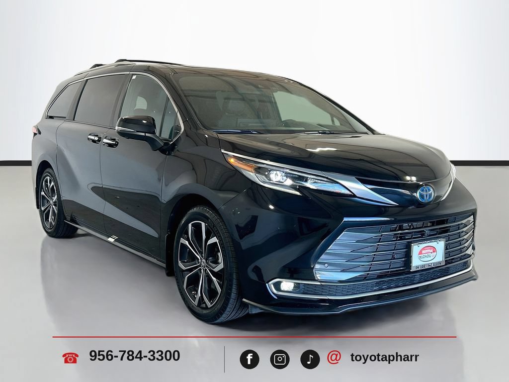 Used 2025 Toyota Sienna Platinum FWD image 3