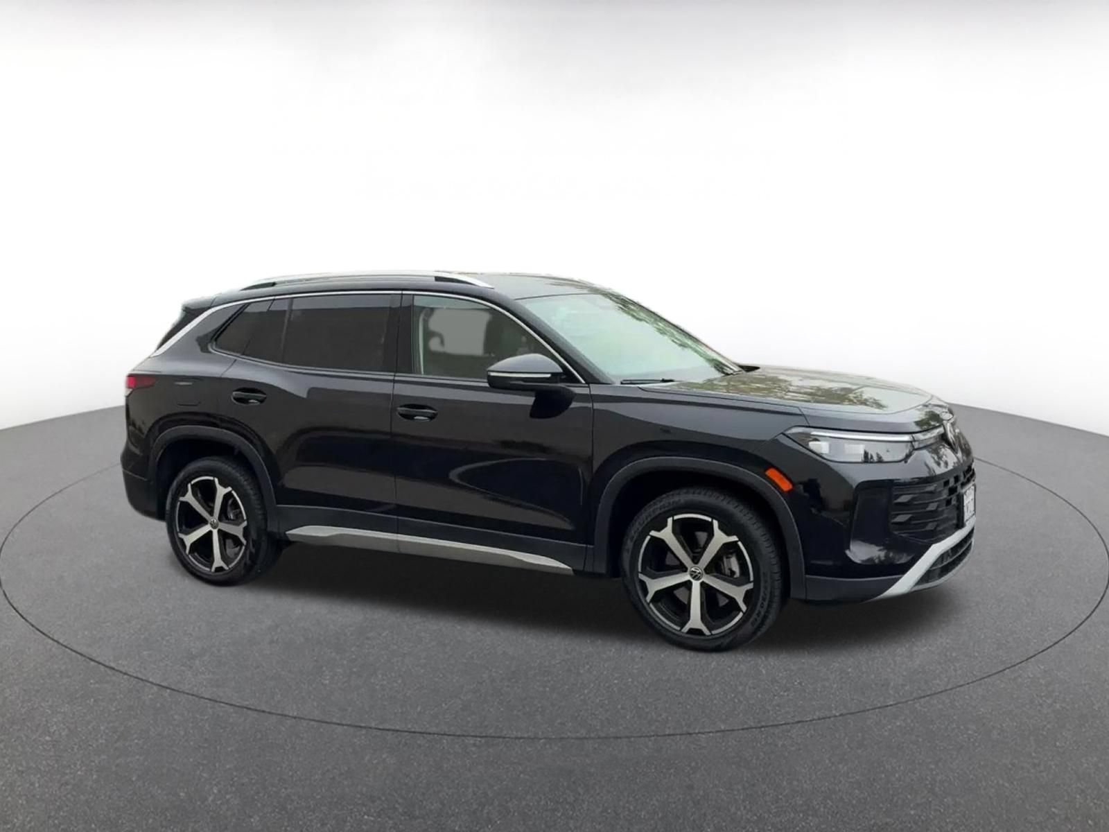 Used 2026 Volkswagen Tiguan SE AWD/4WD image 2