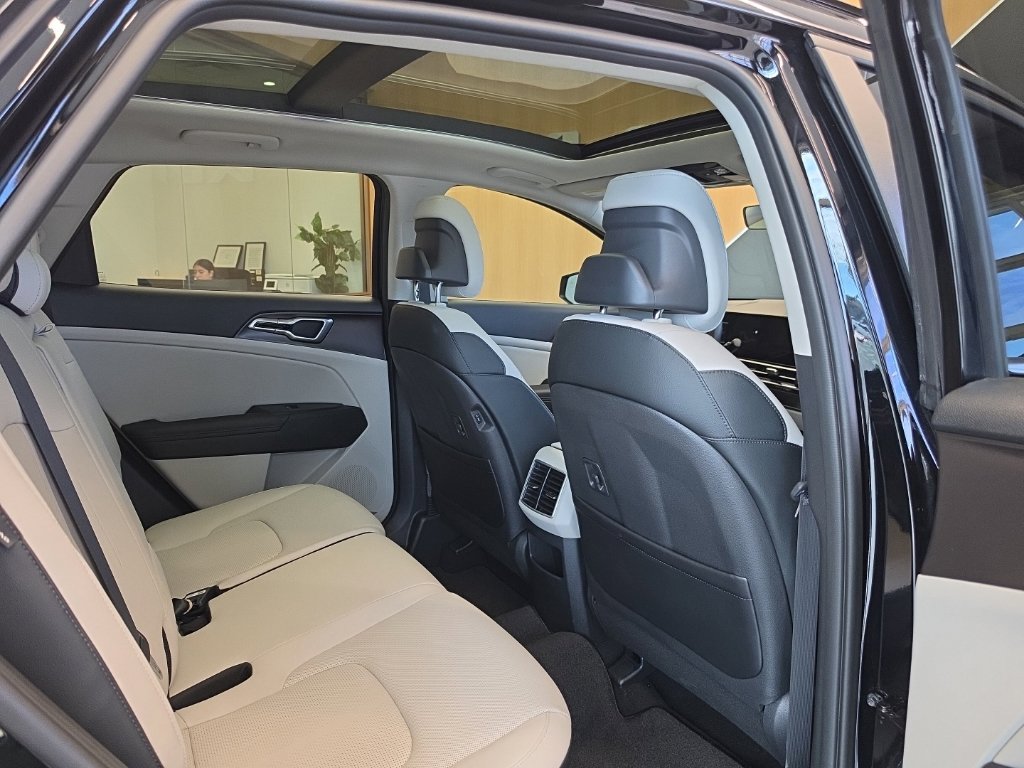 Certified 2026 Kia Sportage EX w/ EX Panorama Roof Package FWD image 45