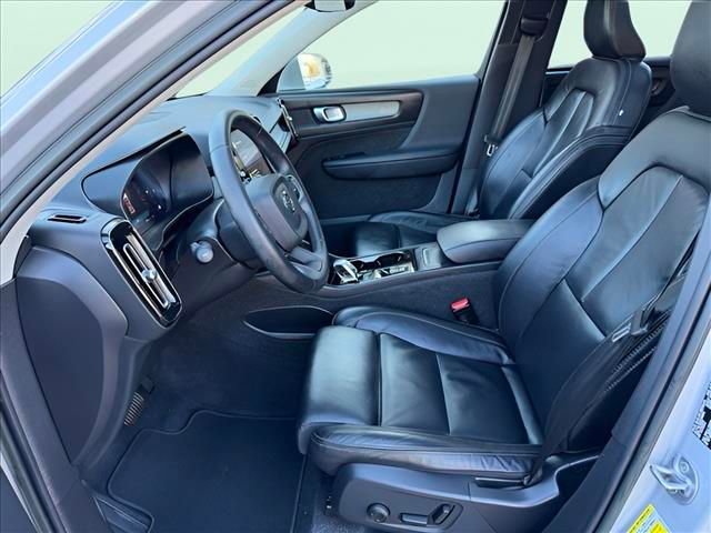 Used 2023 Volvo XC40 B5 Plus image 14