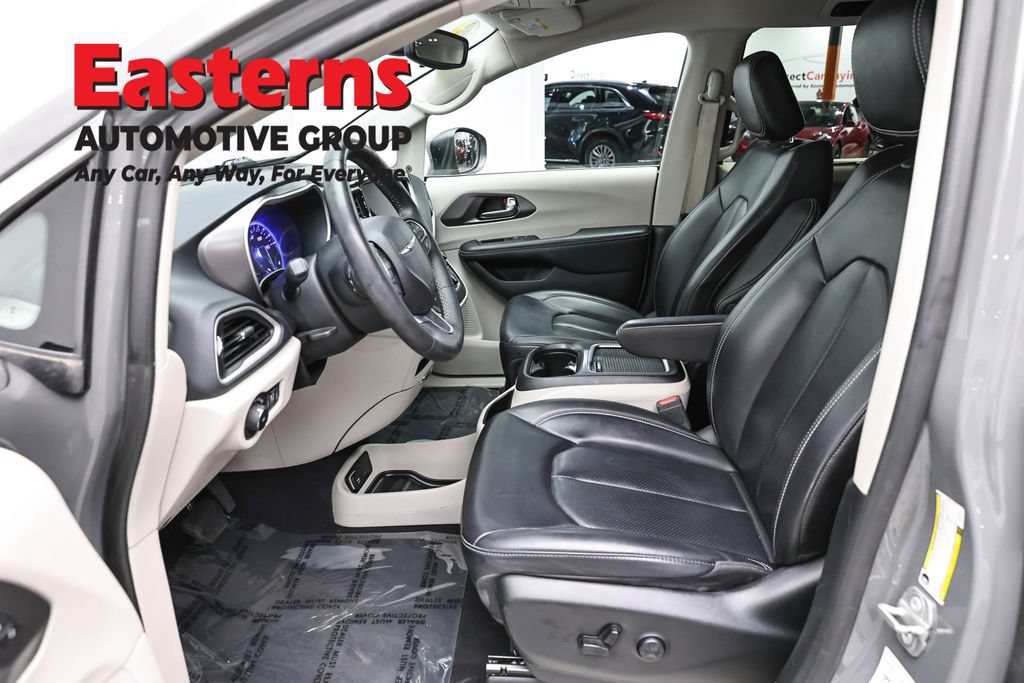 Used 2023 Chrysler Pacifica Touring-L FWD image 14