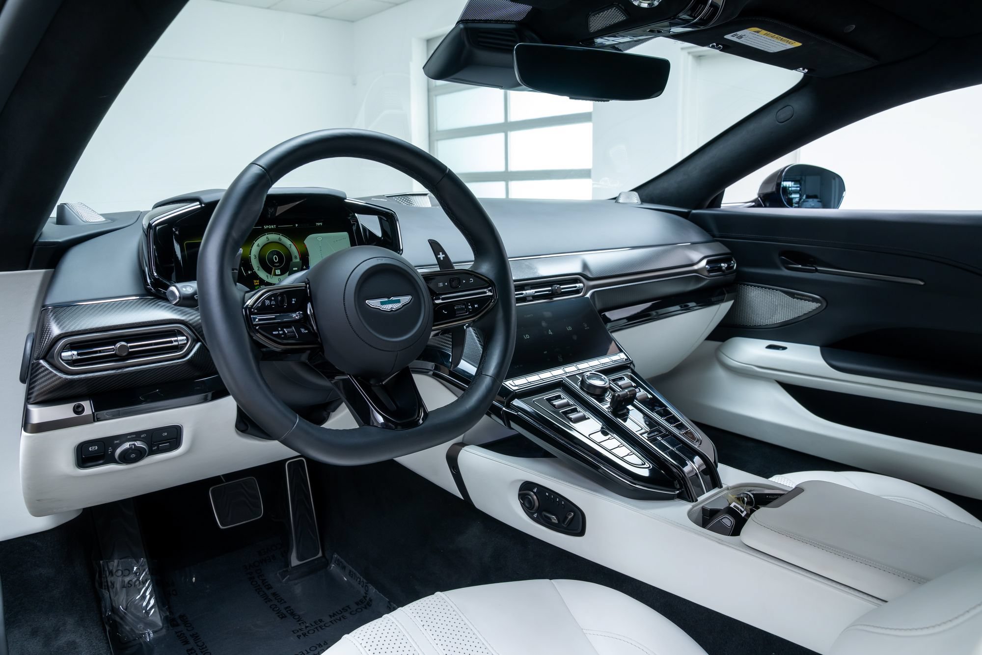Used 2025 Aston Martin V8 Vantage Coupe RWD image 21