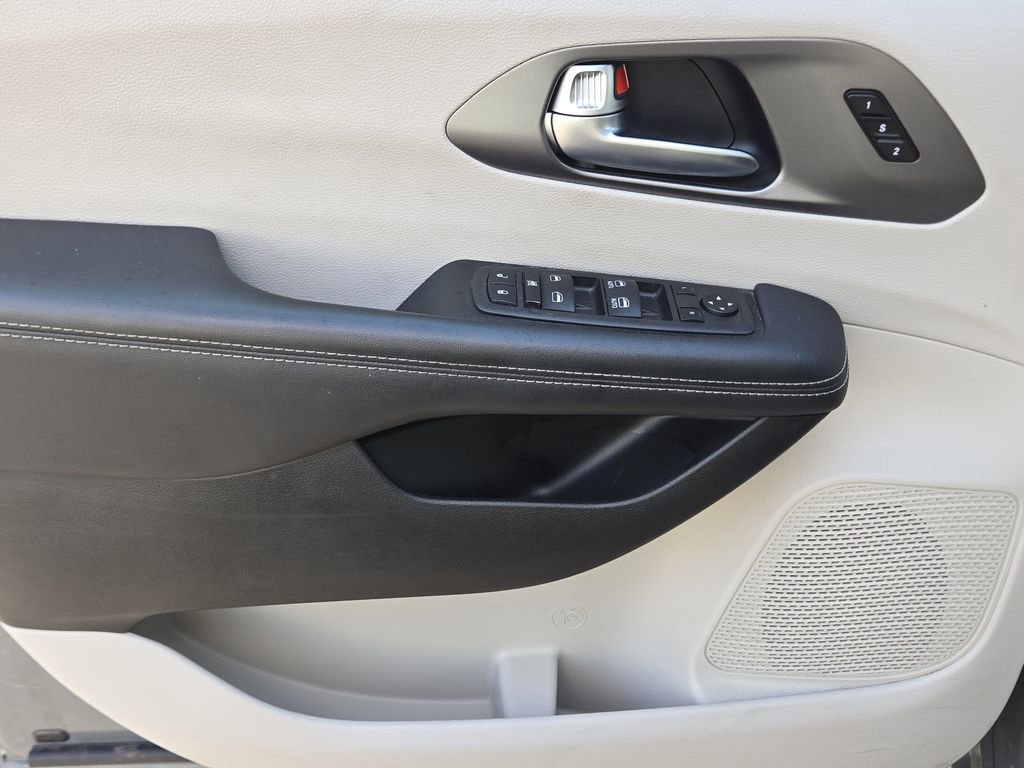 Used 2023 Chrysler Pacifica Touring-L FWD image 36