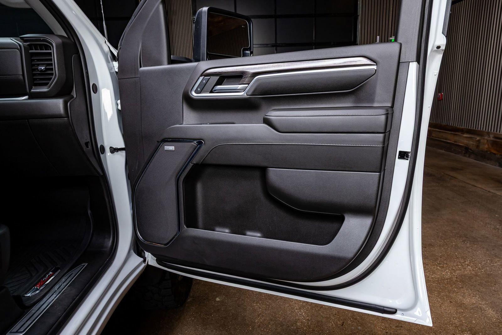 Used 2024 Chevrolet Silverado 2500 LTZ w/ LTZ Premium Package image 35