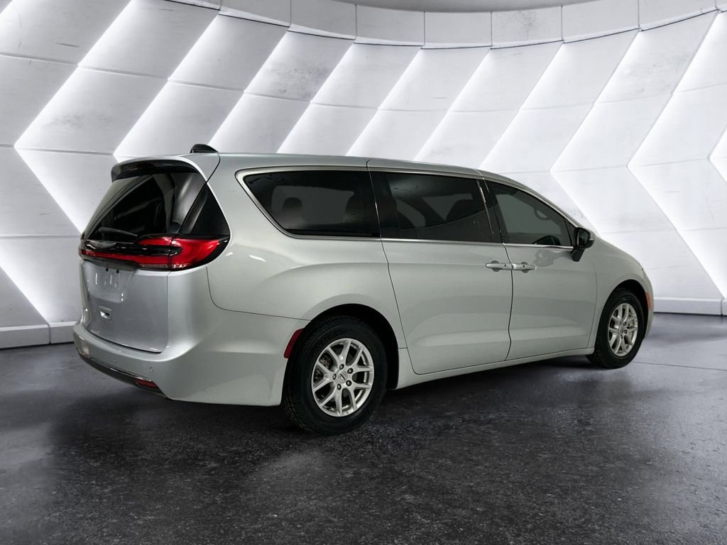 Used 2023 Chrysler Pacifica Touring-L image 4