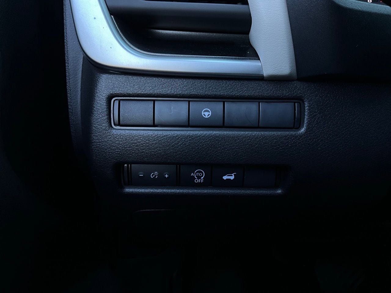 Used 2025 Nissan Rogue SV FWD image 22