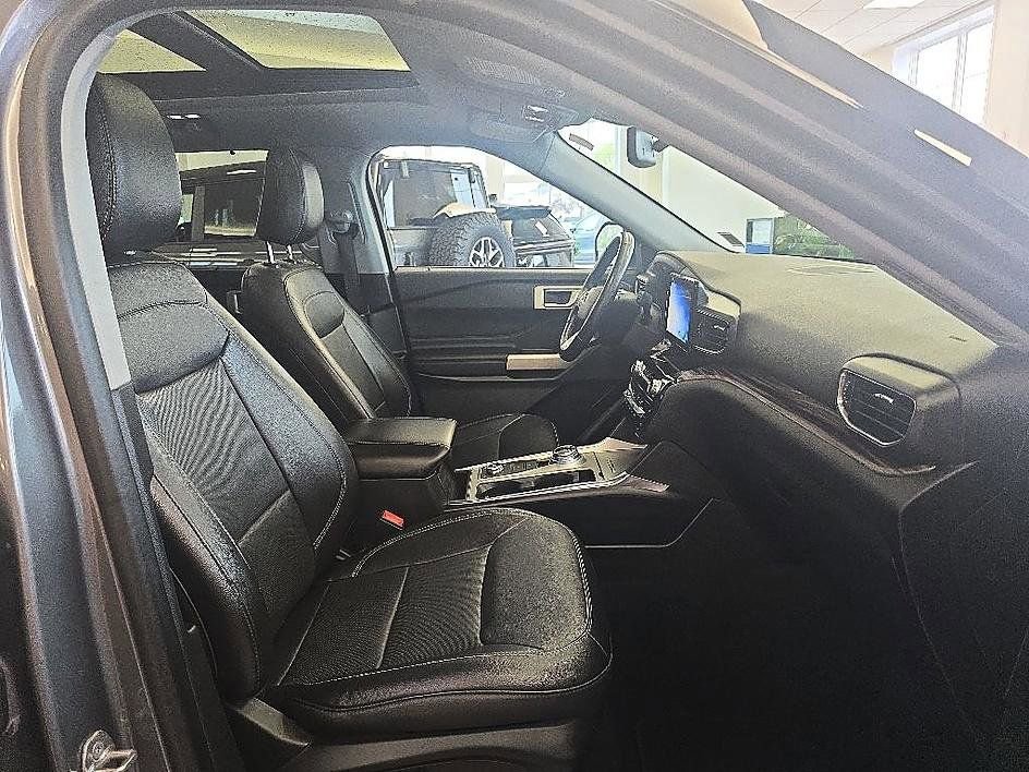 Used 2021 Ford Explorer Limited AWD/4WD image 40