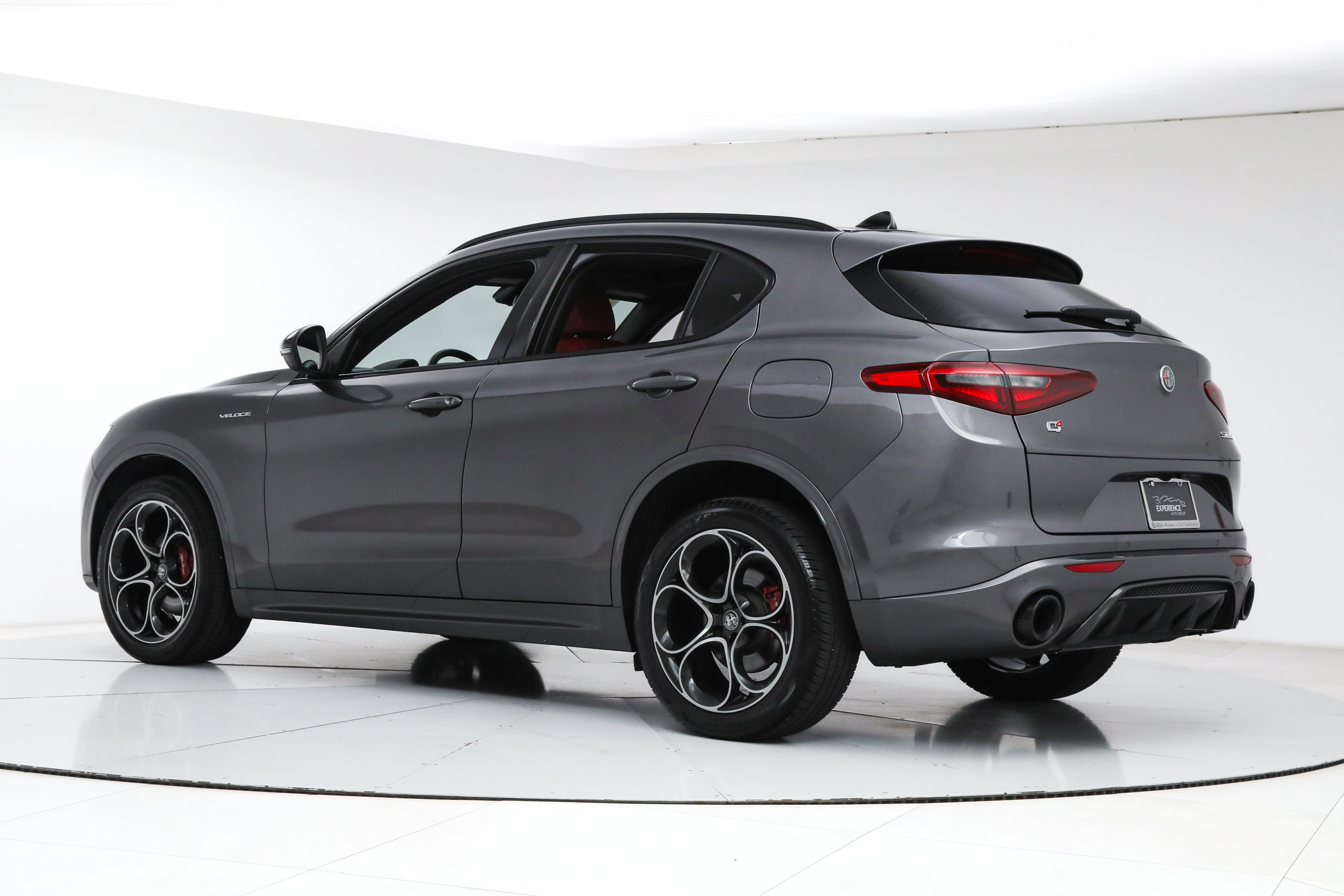 Used 2022 Alfa Romeo Stelvio Veloce AWD/4WD image 3
