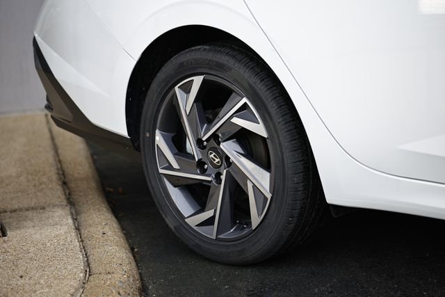 Certified 2025 Hyundai Elantra Limited image 6