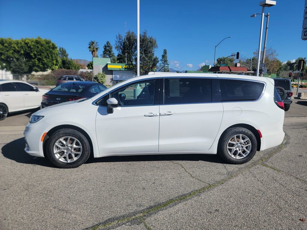 Certified 2023 Chrysler Pacifica Touring-L image 9