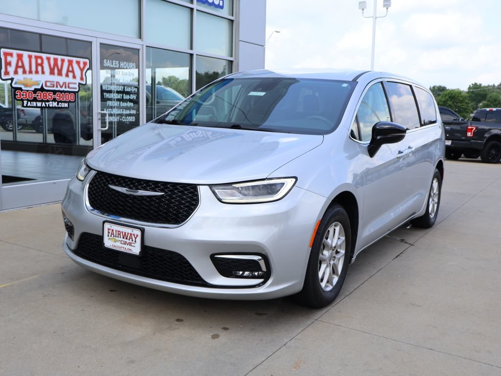 Used 2024 Chrysler Pacifica Touring-L FWD image 6
