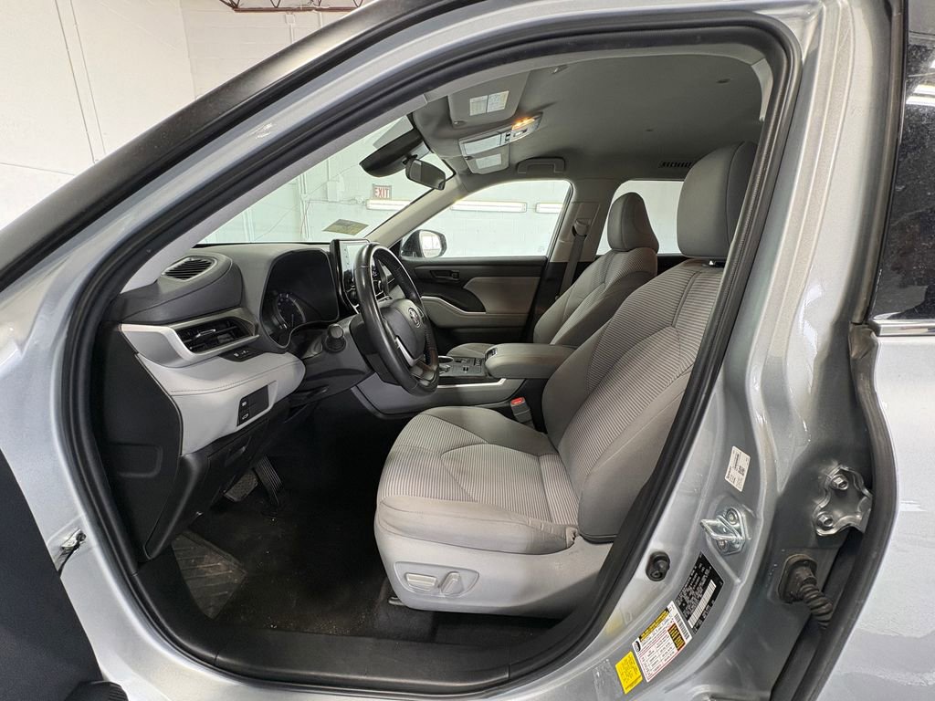Used 2022 Toyota Highlander LE image 13