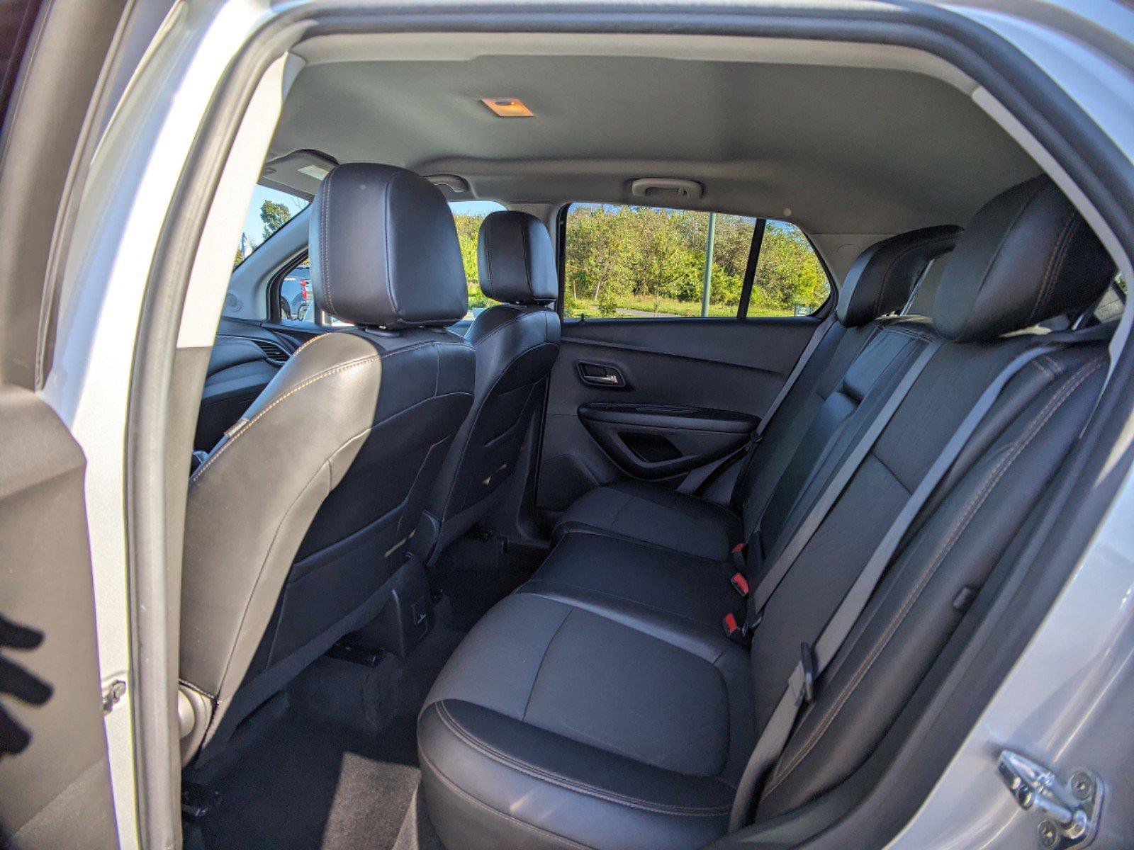 Used 2022 Chevrolet Trax LT w/ LT Convenience Package image 14