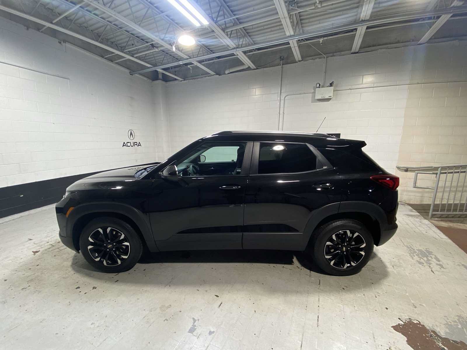 Used 2023 Chevrolet TrailBlazer LT w/ Convenience Package FWD image 3