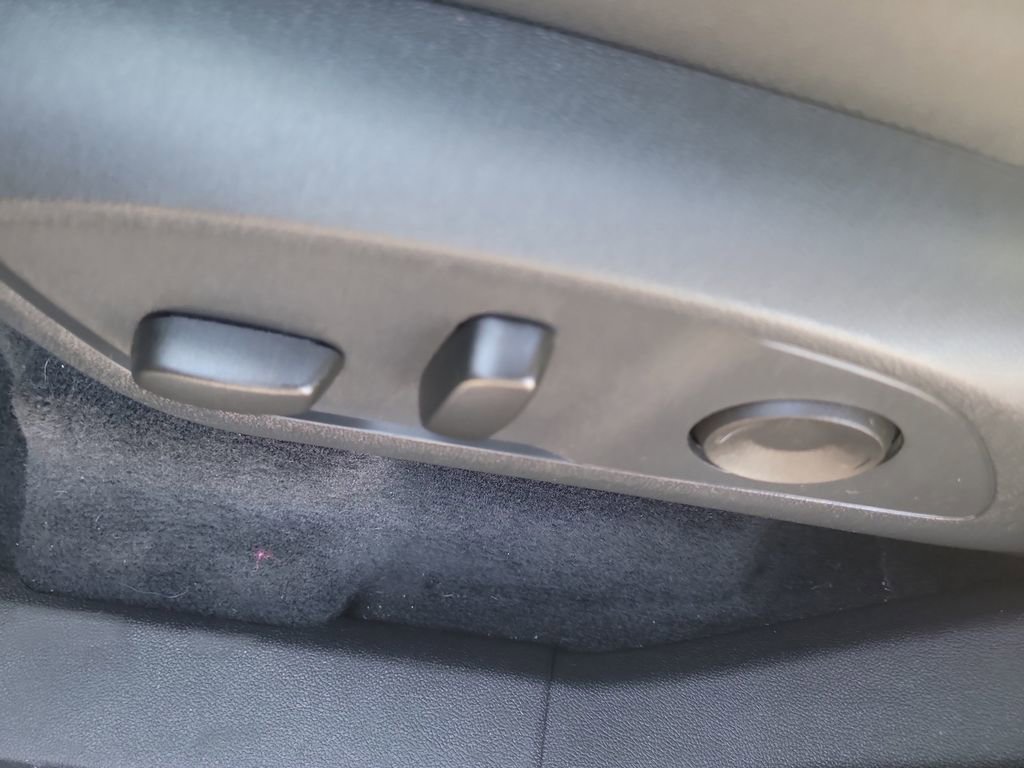 Used 2025 Chevrolet Traverse LT FWD image 19