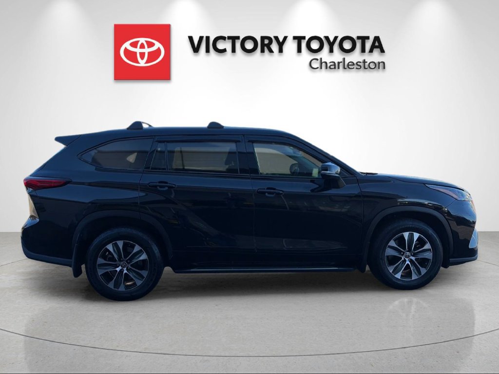 Used 2022 Toyota Highlander XLE AWD/4WD image 6