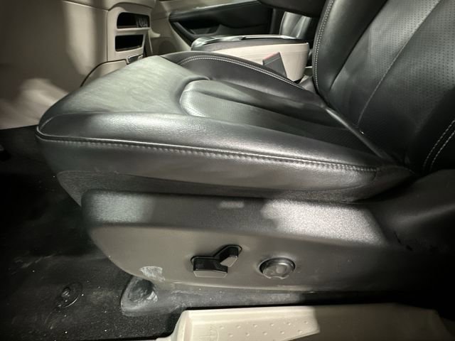 Used 2024 Chrysler Pacifica Touring-L image 18