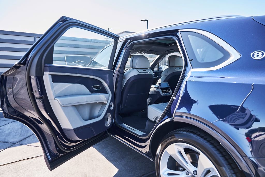 Used 2025 Bentley Bentayga Extended Wheelbase AWD/4WD image 27