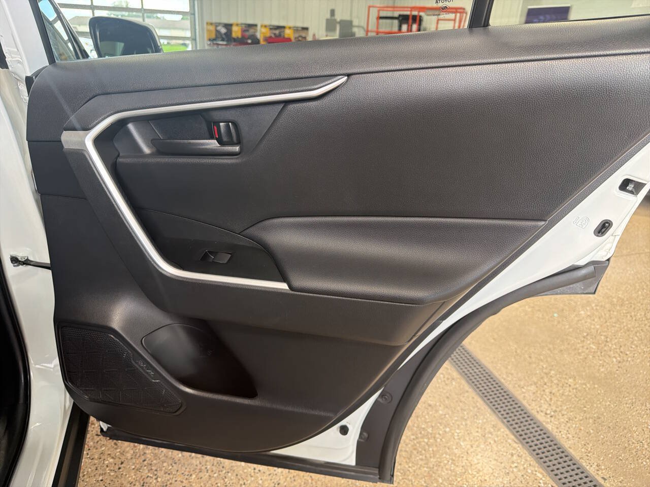 Used 2021 Toyota RAV4 LE AWD/4WD image 23