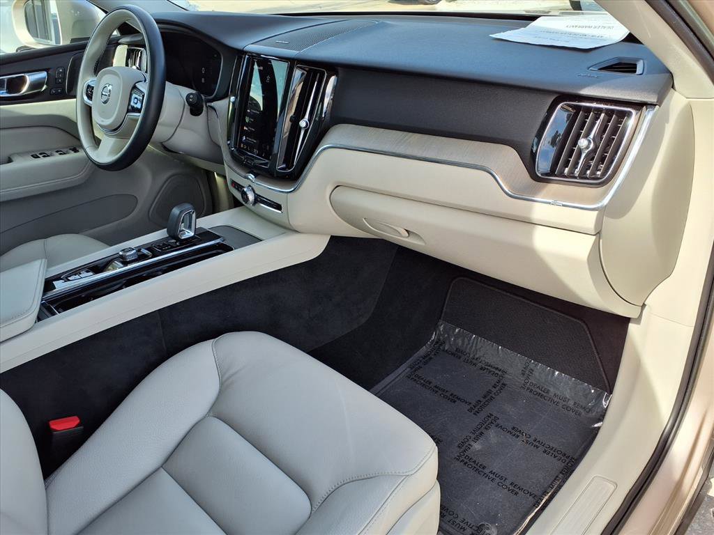 Certified 2023 Volvo XC60 B5 Plus image 10