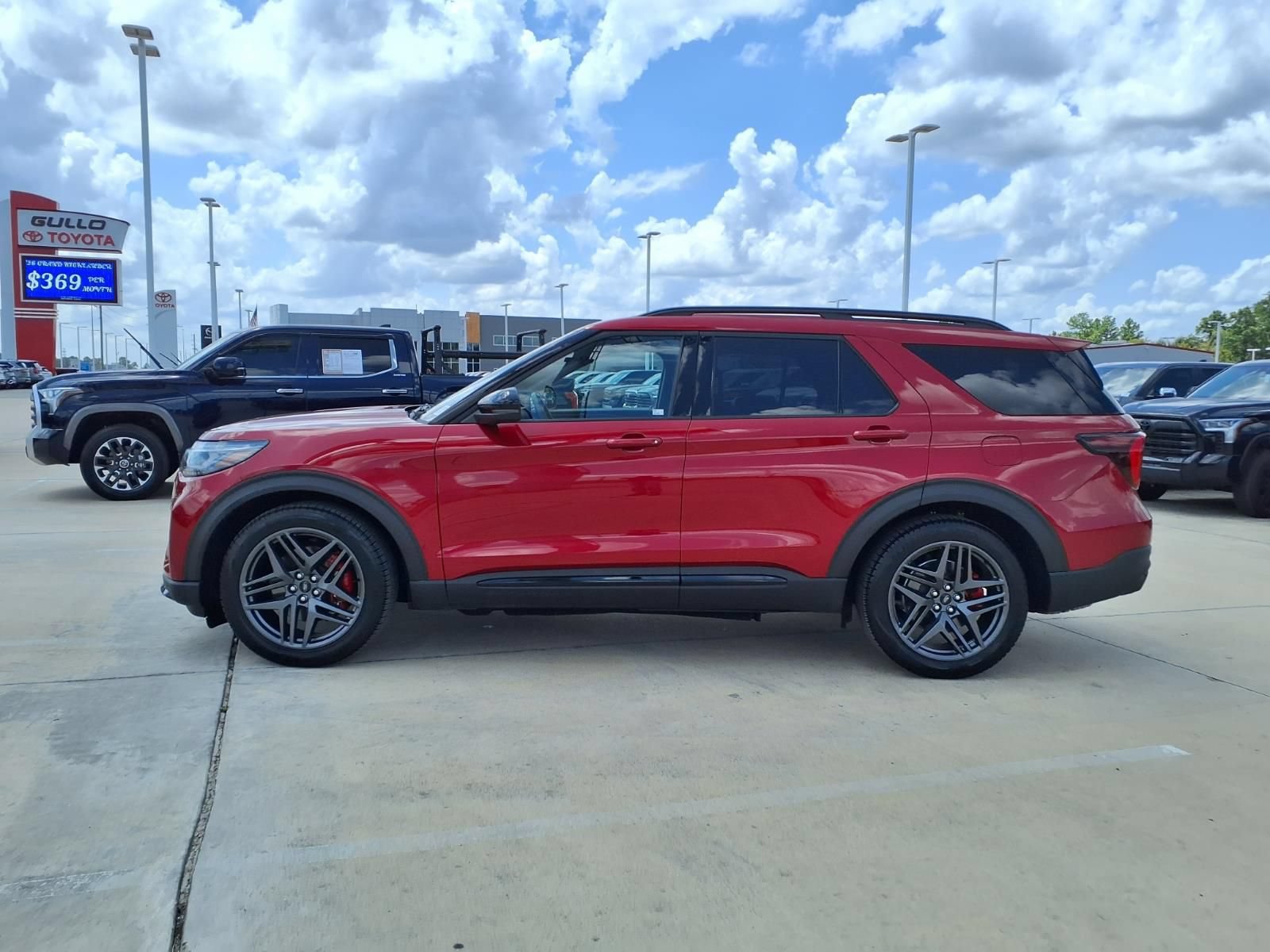 Used 2025 Ford Explorer ST AWD/4WD image 8