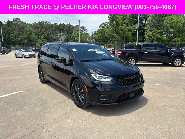 Used 2025 Chrysler Pacifica Limited FWD image 1