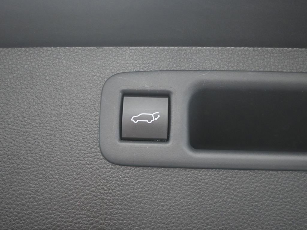 Used 2020 Toyota Highlander LE image 34