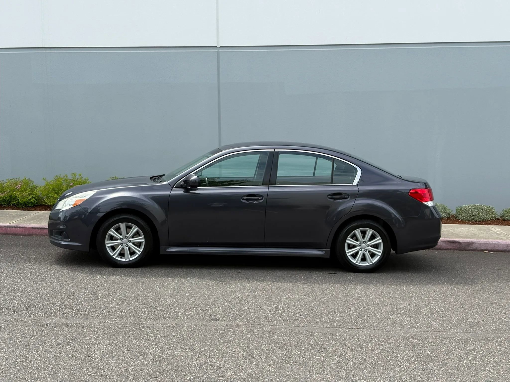 Used 2011 Subaru Legacy 2.5i Premium AWD/4WD image 3