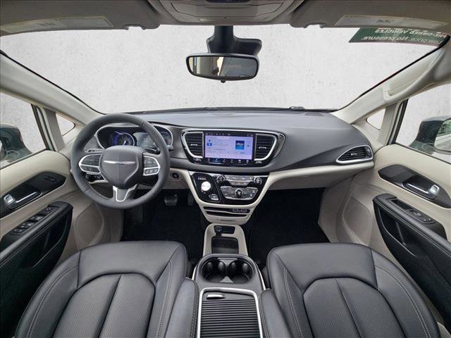 Used 2024 Chrysler Pacifica Touring-L FWD image 15