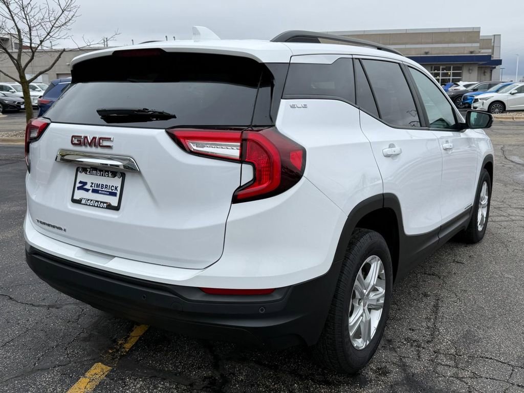 Used 2022 GMC Terrain SLE w/ Driver Convenience Package image 3