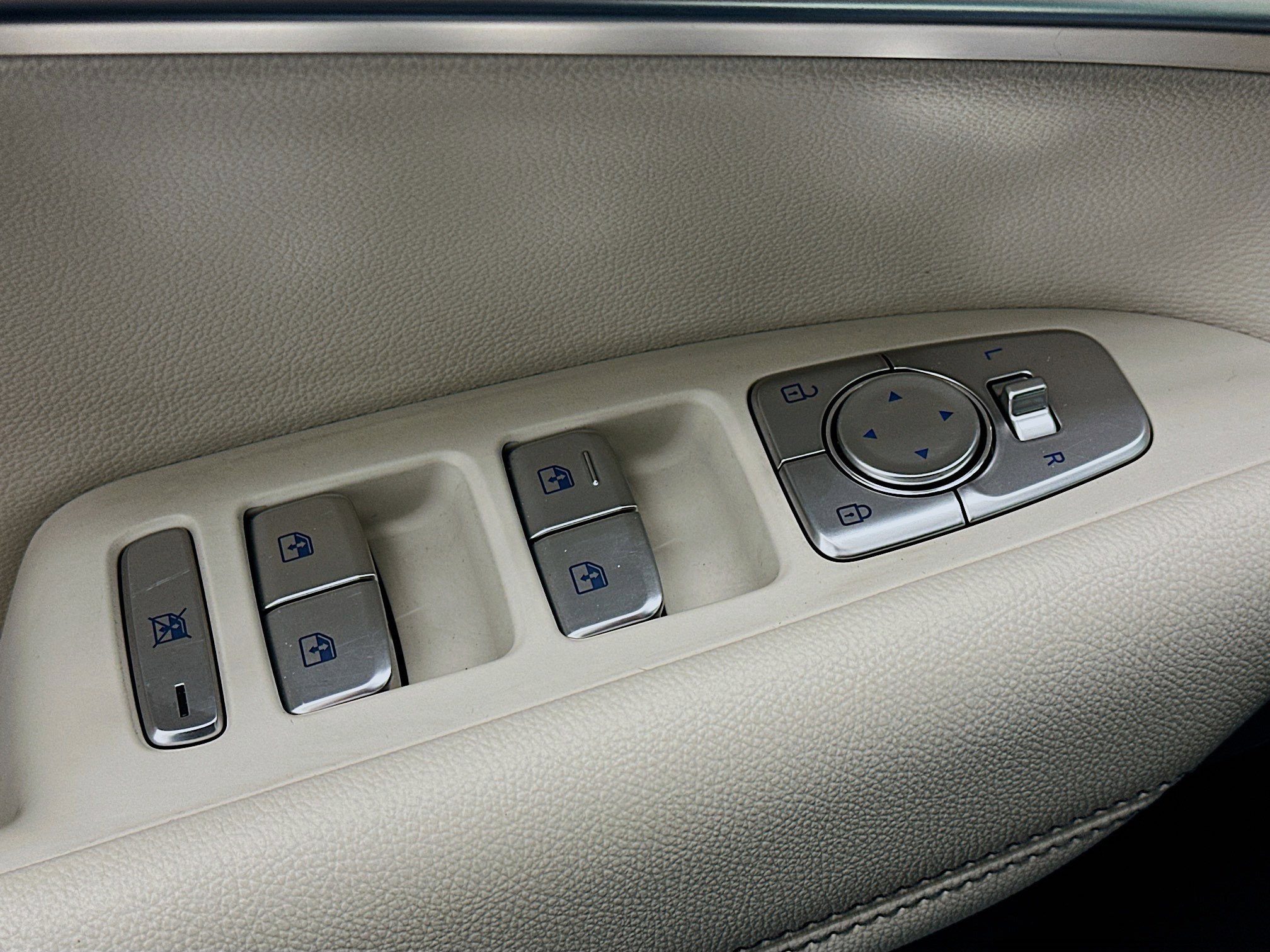 Used 2024 Genesis G70 2.5T image 15