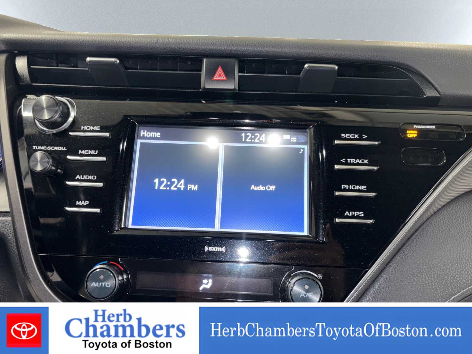 Used 2020 Toyota Camry SE FWD image 13