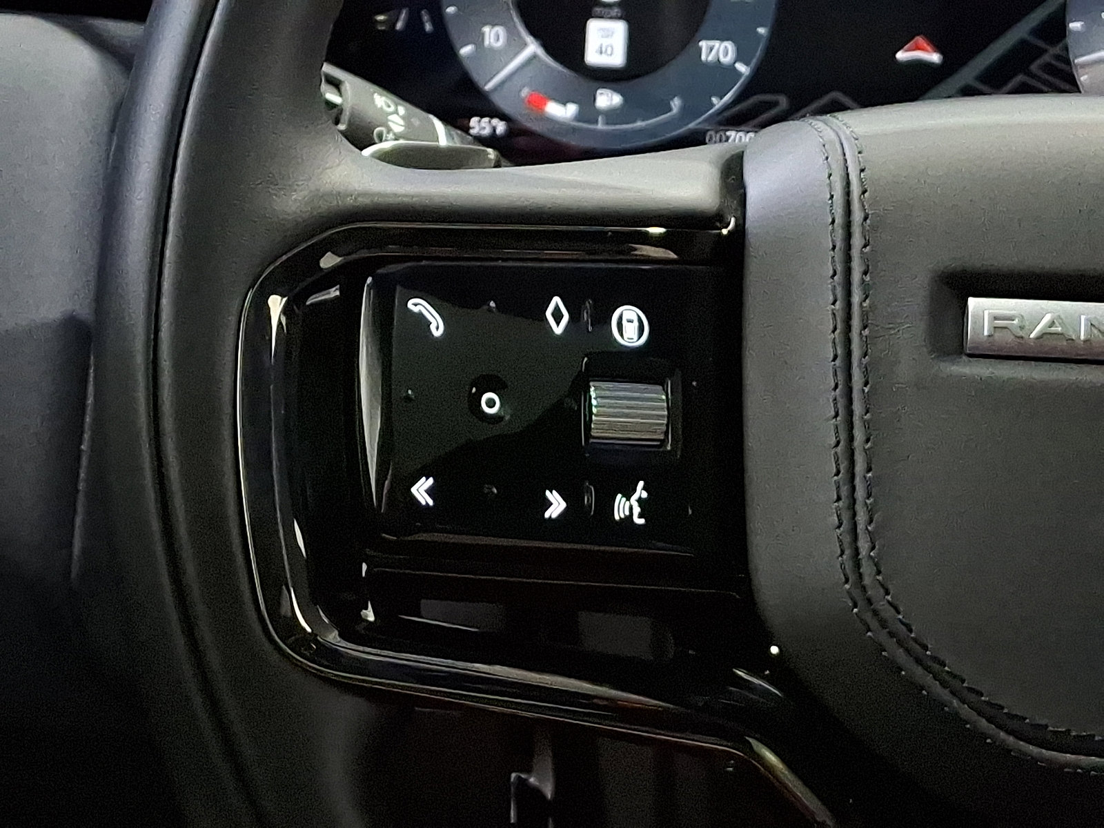 Certified 2026 Land Rover Range Rover Velar Dynamic SE image 21