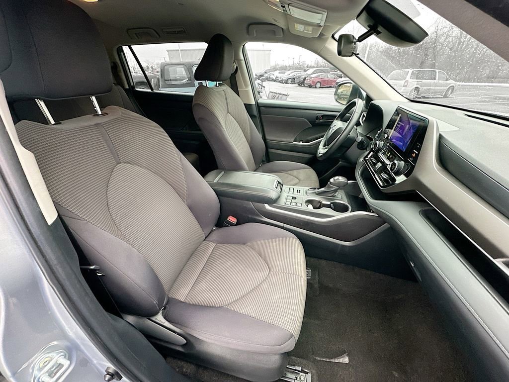 Used 2024 Toyota Highlander LE AWD/4WD image 36