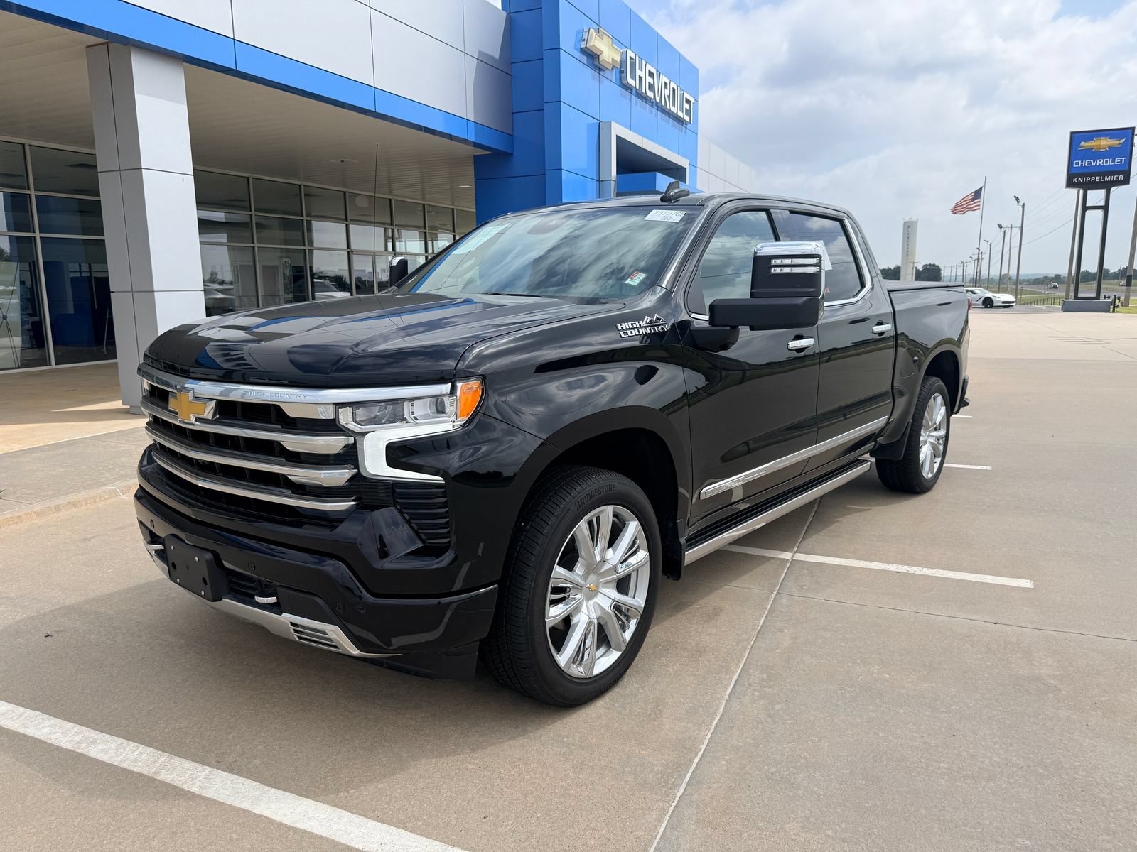 Used 2025 Chevrolet Silverado 1500 High Country w/ High Country Premium Package AWD/4WD image 2
