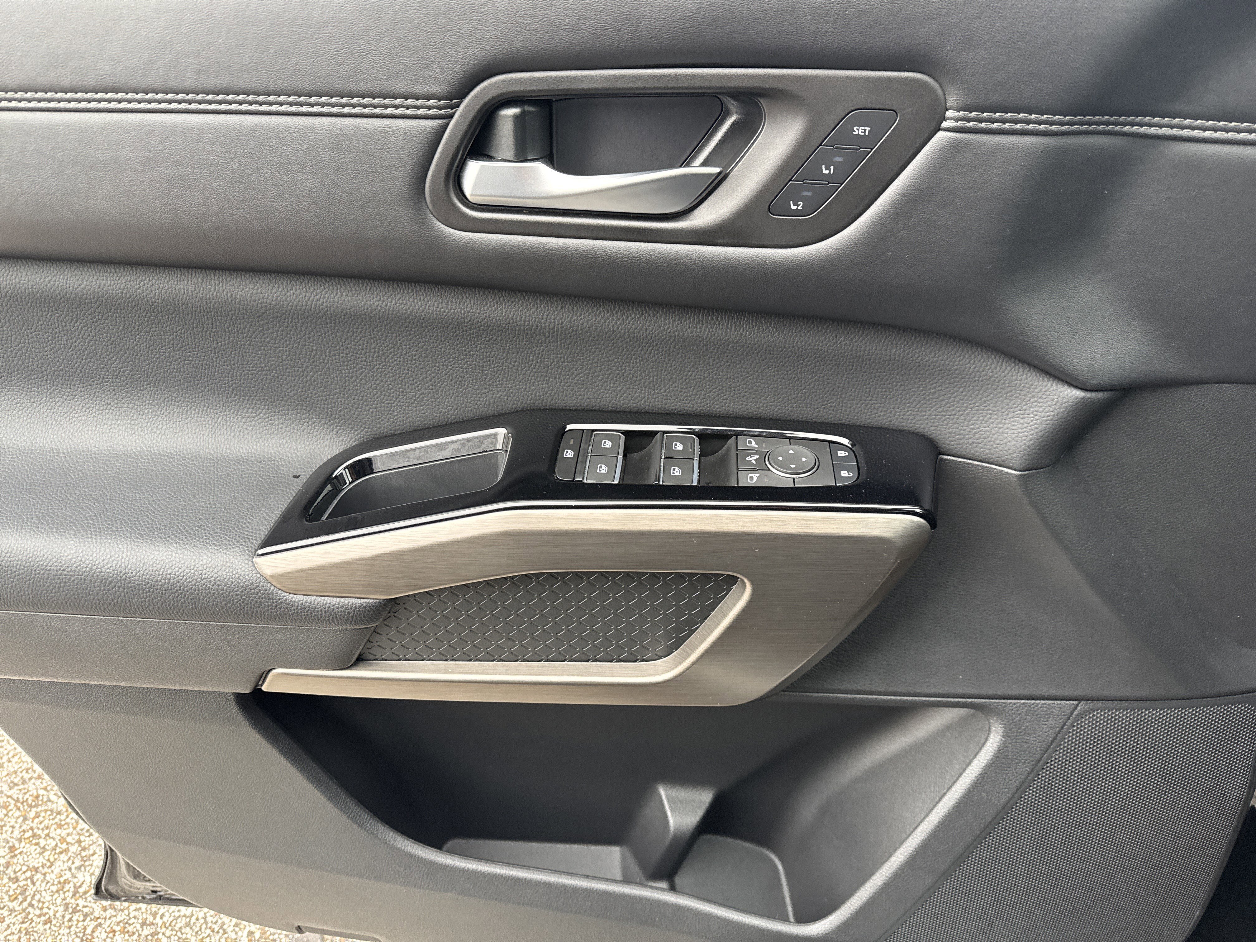 Used 2024 Nissan Pathfinder Platinum image 14