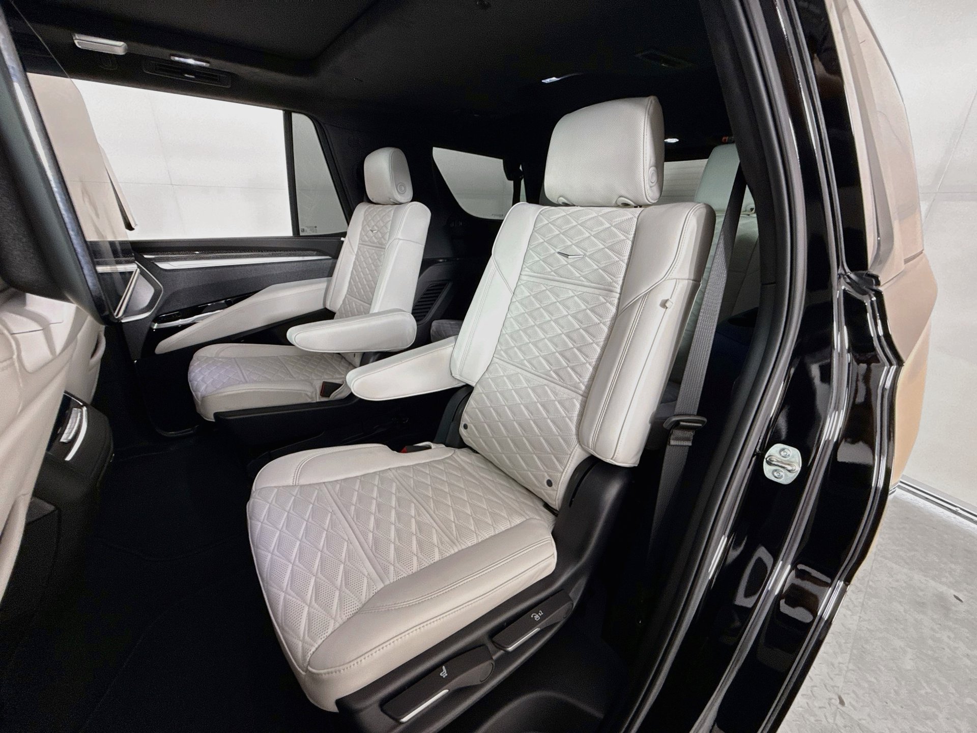 Used 2025 Cadillac Escalade V w/ LPO, ONYX Package AWD/4WD image 19