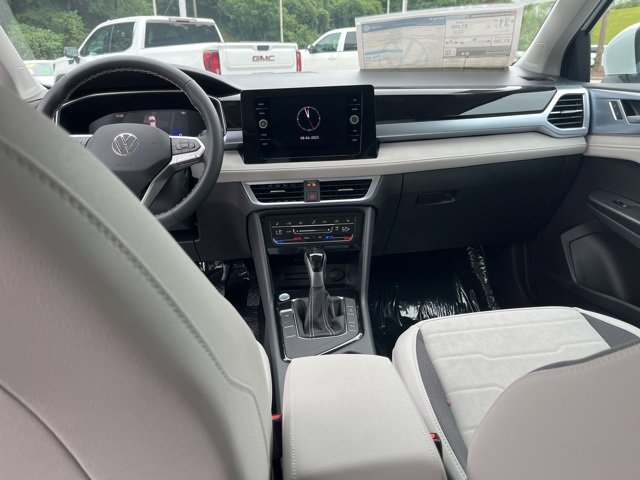 New 2025 Volkswagen Taos SE image 17