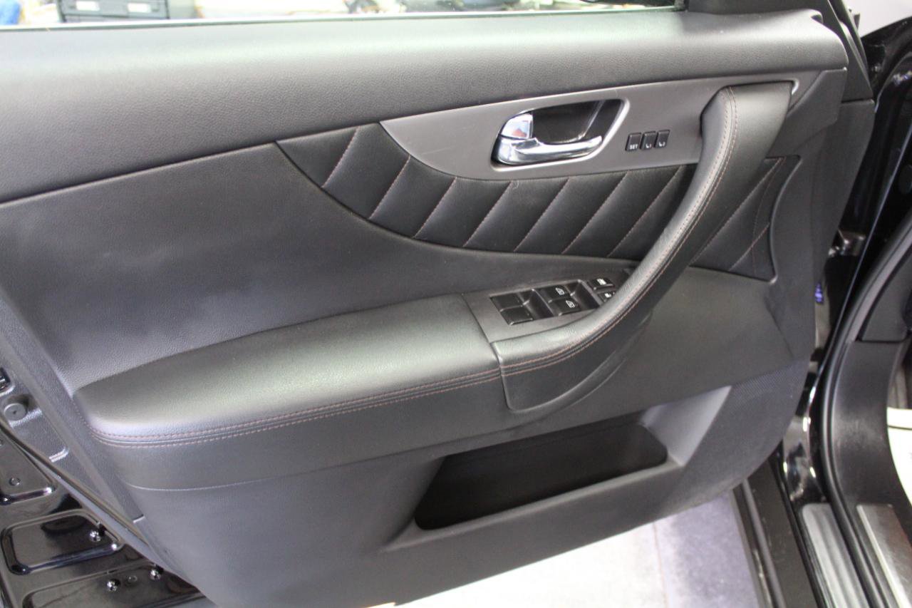 Used 2014 INFINITI QX70 AWD w/ Premium Package image 21