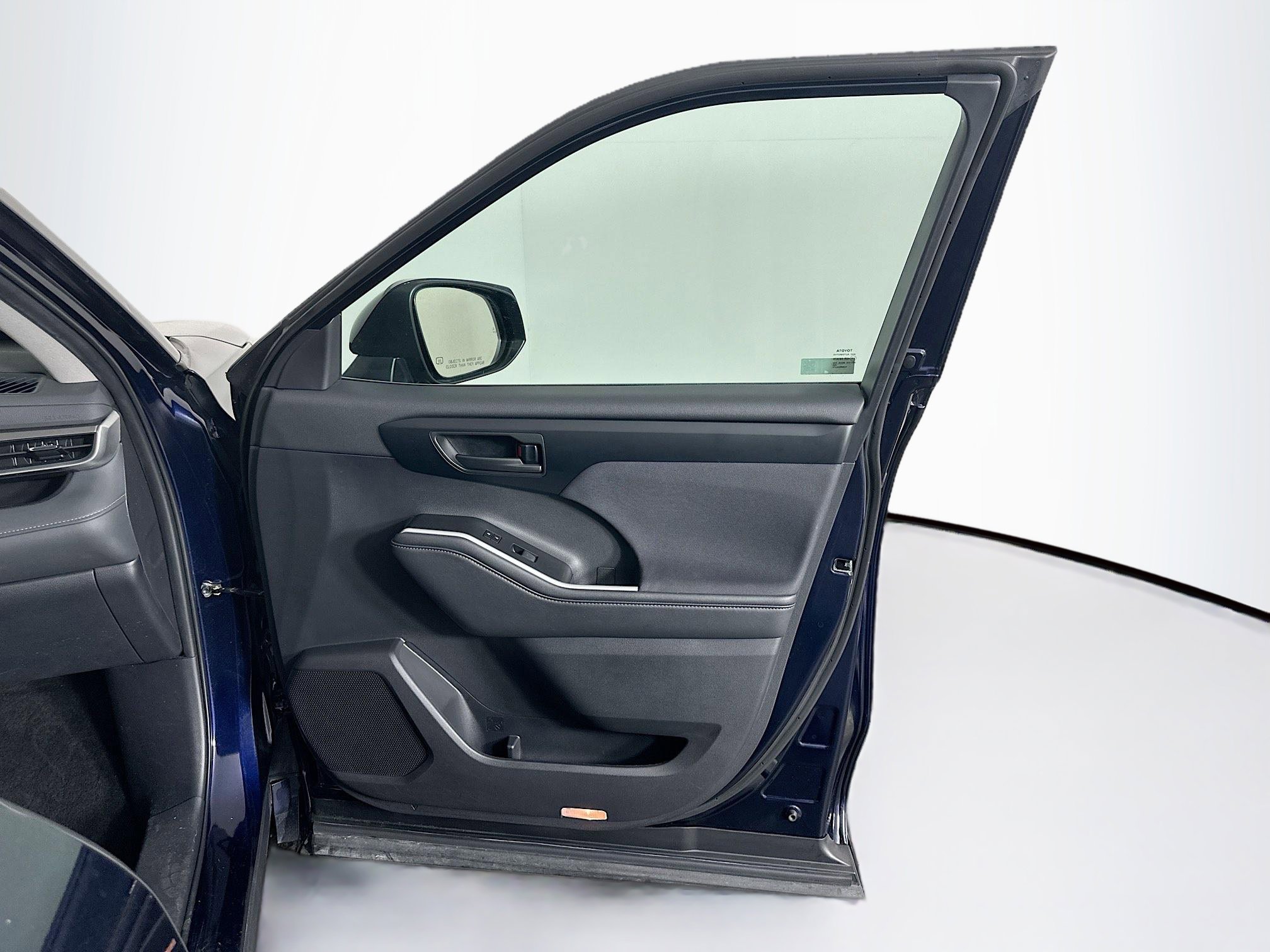 Used 2025 Toyota Highlander LE FWD image 34
