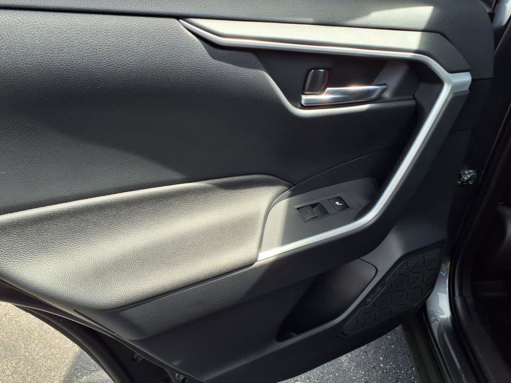 Used 2024 Toyota RAV4 SE image 9