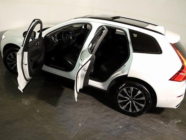 Used 2025 Volvo XC60 B5 Plus image 5